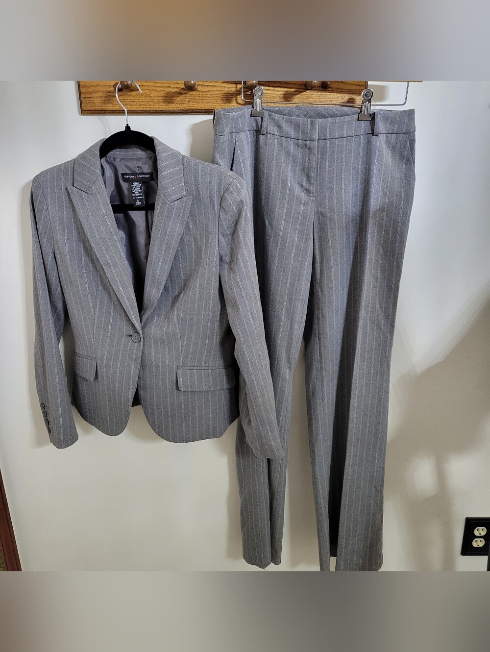 New York & Company Women's Gray & Silver Sparkle Pin Stripe Suit, Size 6